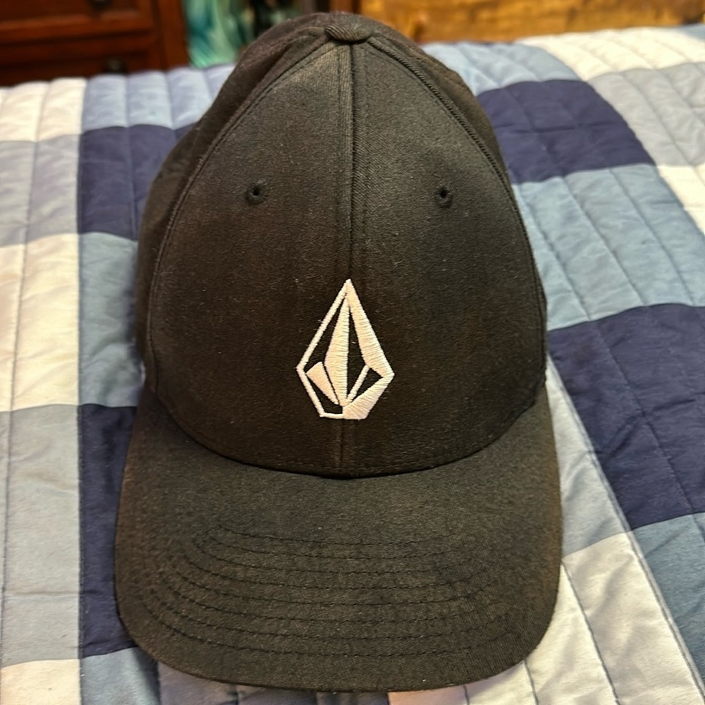 Men’s fitted Volcom hat, size large, extra large